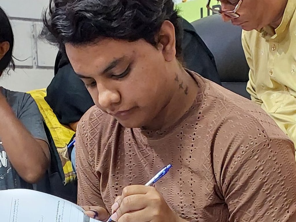A participant filling in a Degardis skills survey during a community session